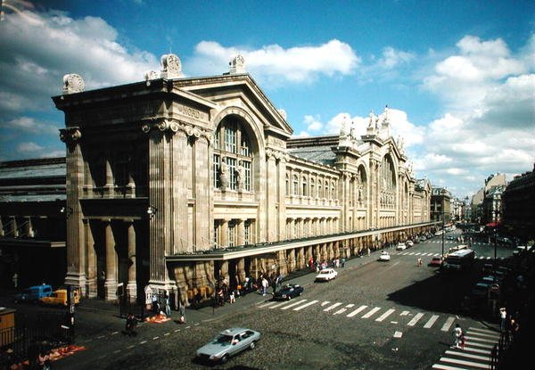 Widok na fasadę Gare du Nord, zbudowanego w latach 1861-63 autorstwa Jacques Ignace Hittorff