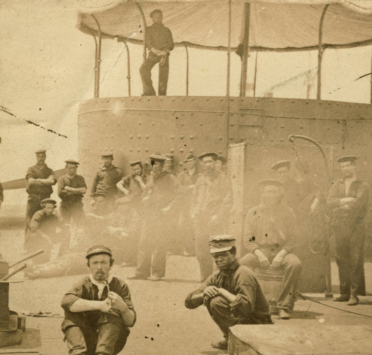 Załoga na pokładzie USS Monitor, 1862 (odbitka w sepii) autorstwa James F. Gibson