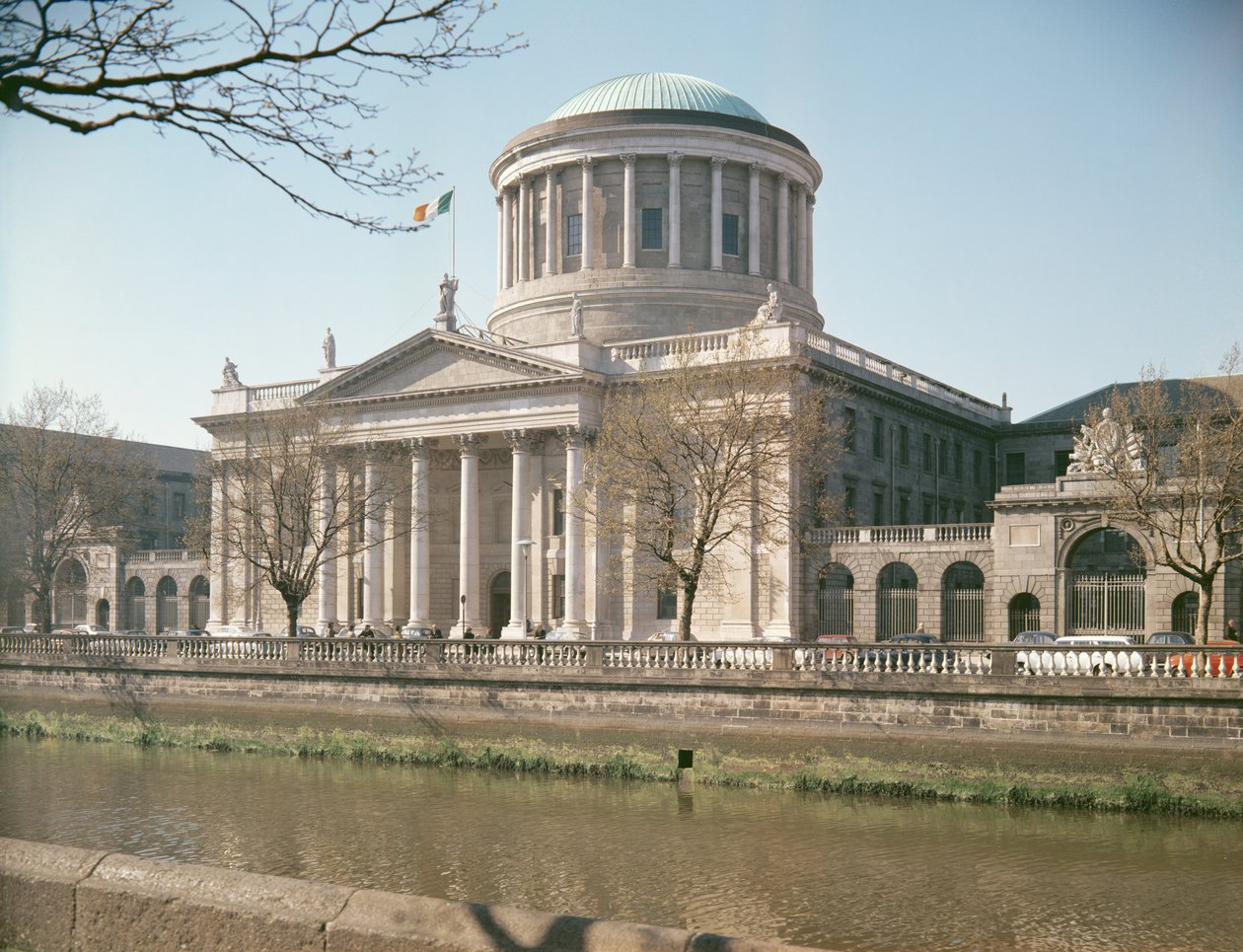 Four Courts, Dublin, widziany z rzeki Liffey, zbudowany w latach 1796-1802 autorstwa James Gandon