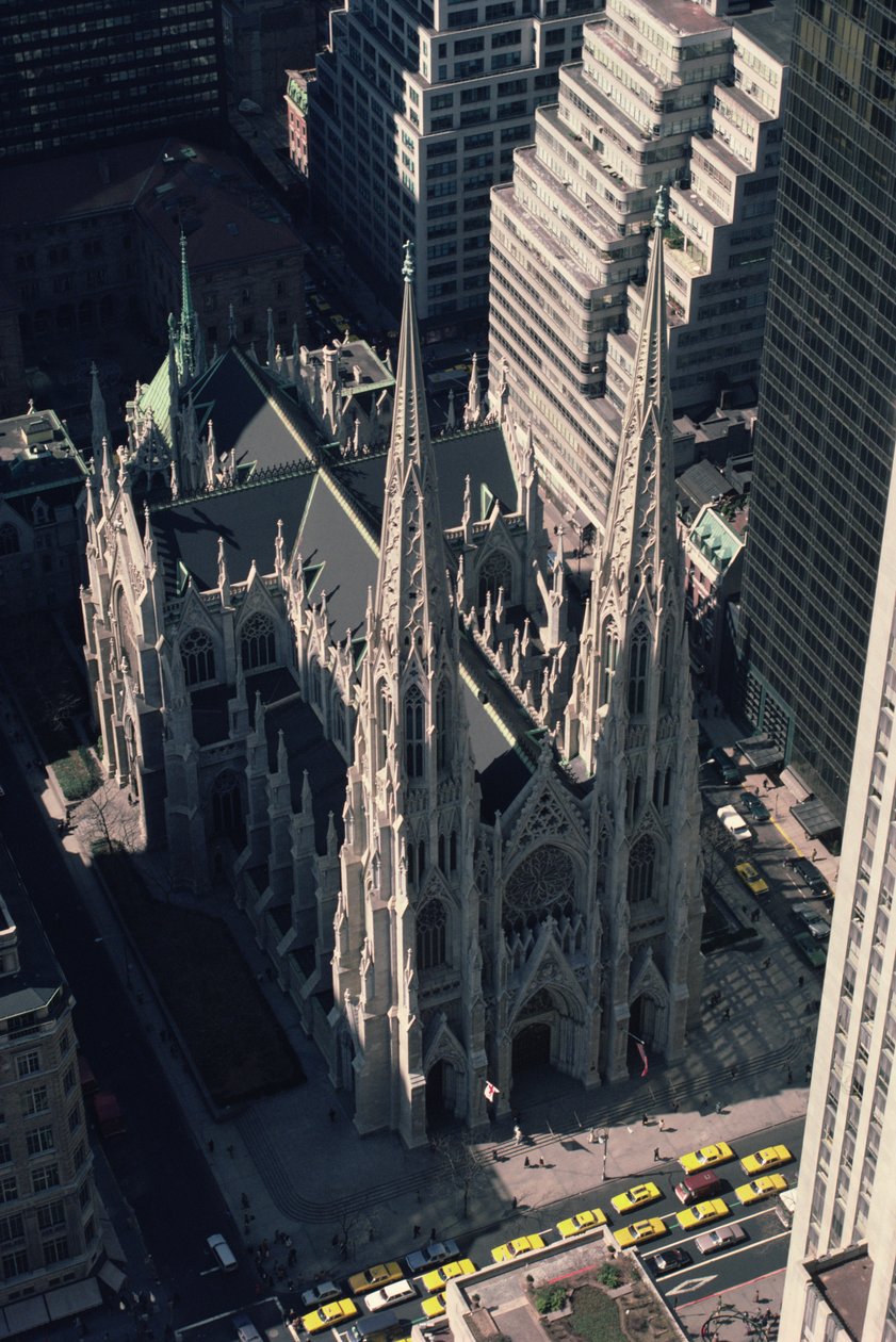 Widok na katedrę św. Patryka z Rockefeller Center autorstwa James Renwick