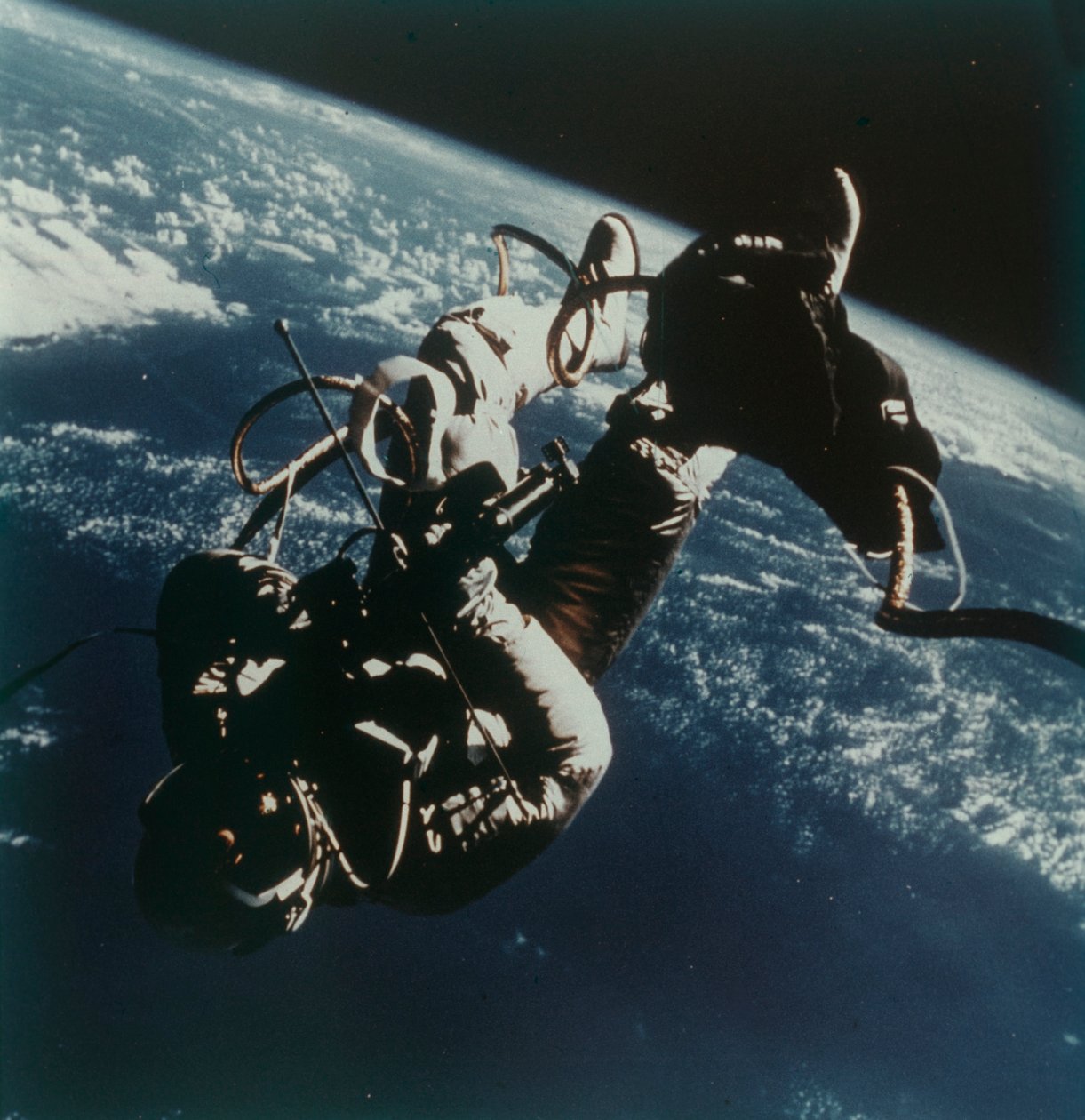 Astronauta Edward White wykonuje pierwszy amerykański spacer kosmiczny, 3 czerwca 1965. autorstwa James A McDivitt