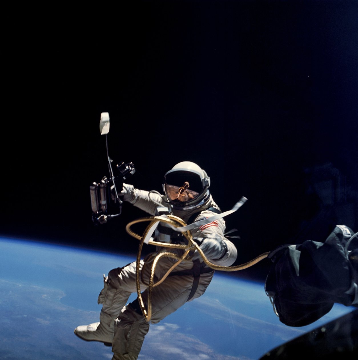 Ed White wykonuje pierwszy spacer kosmiczny w USA, 1965. autorstwa James A McDivitt