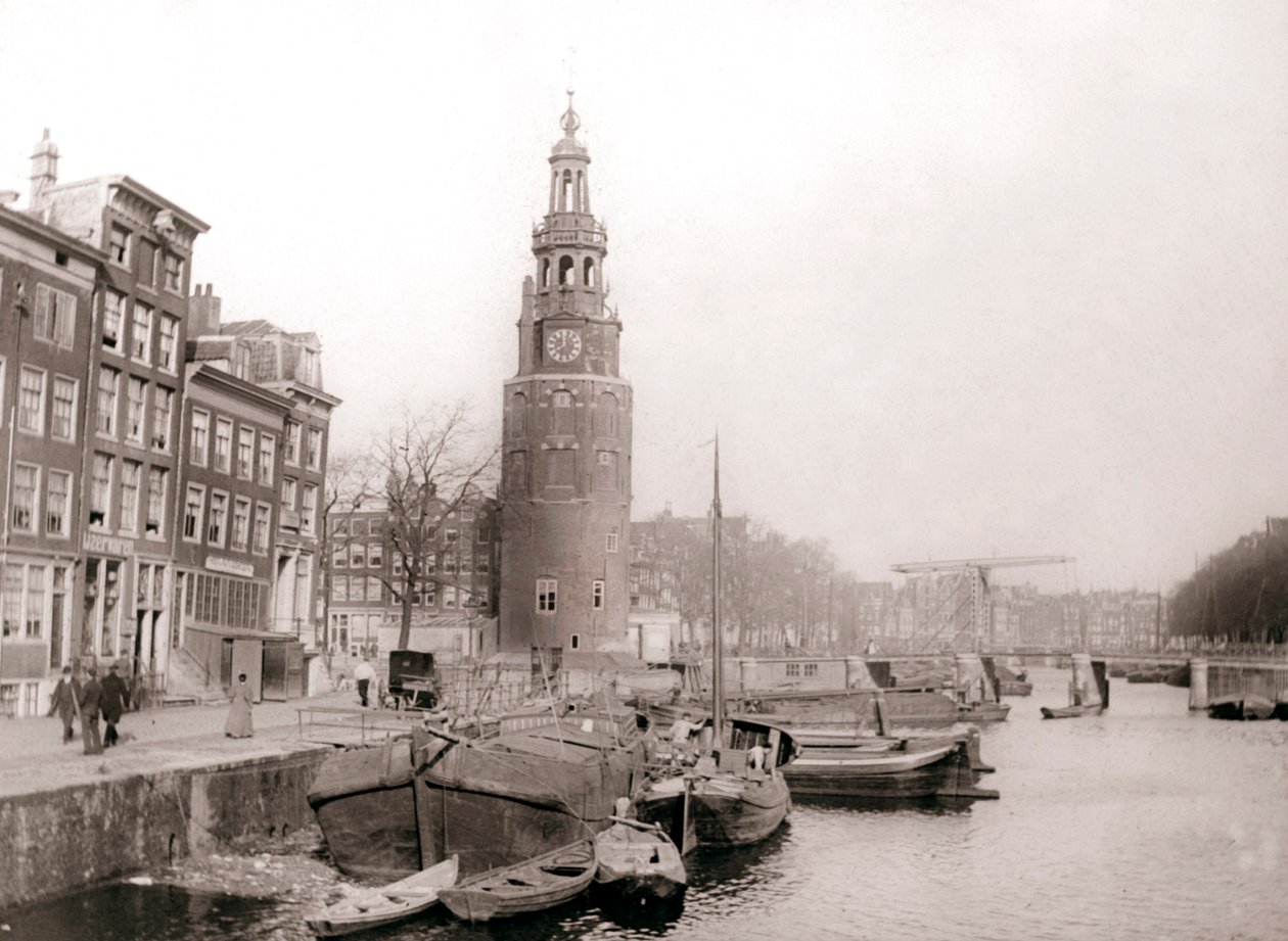 Barki na kanale przed Montelbaanstoren, Amsterdam, 1898. autorstwa James Batkin