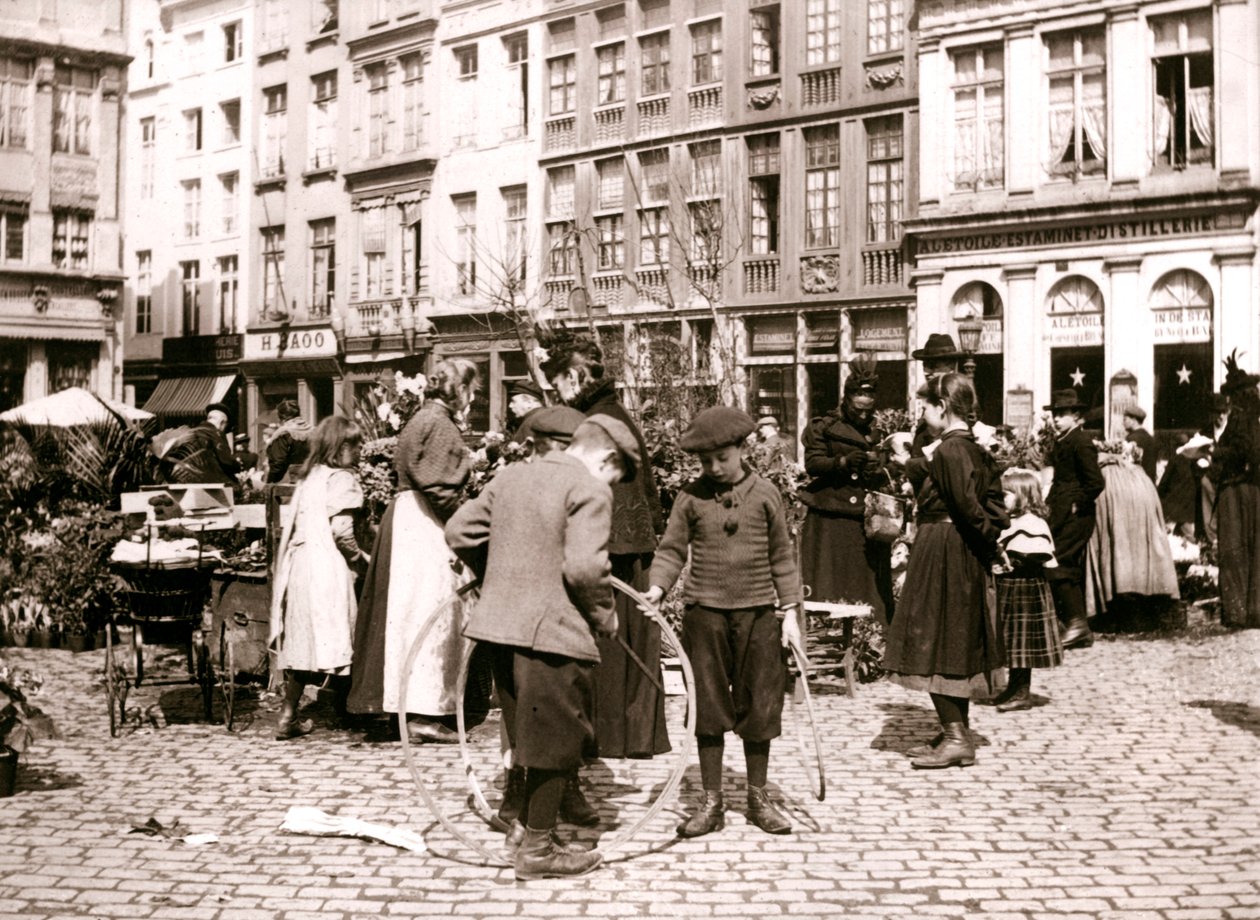 Chłopcy z obręczami na targu, Rotterdam, 1898 r. autorstwa James Batkin
