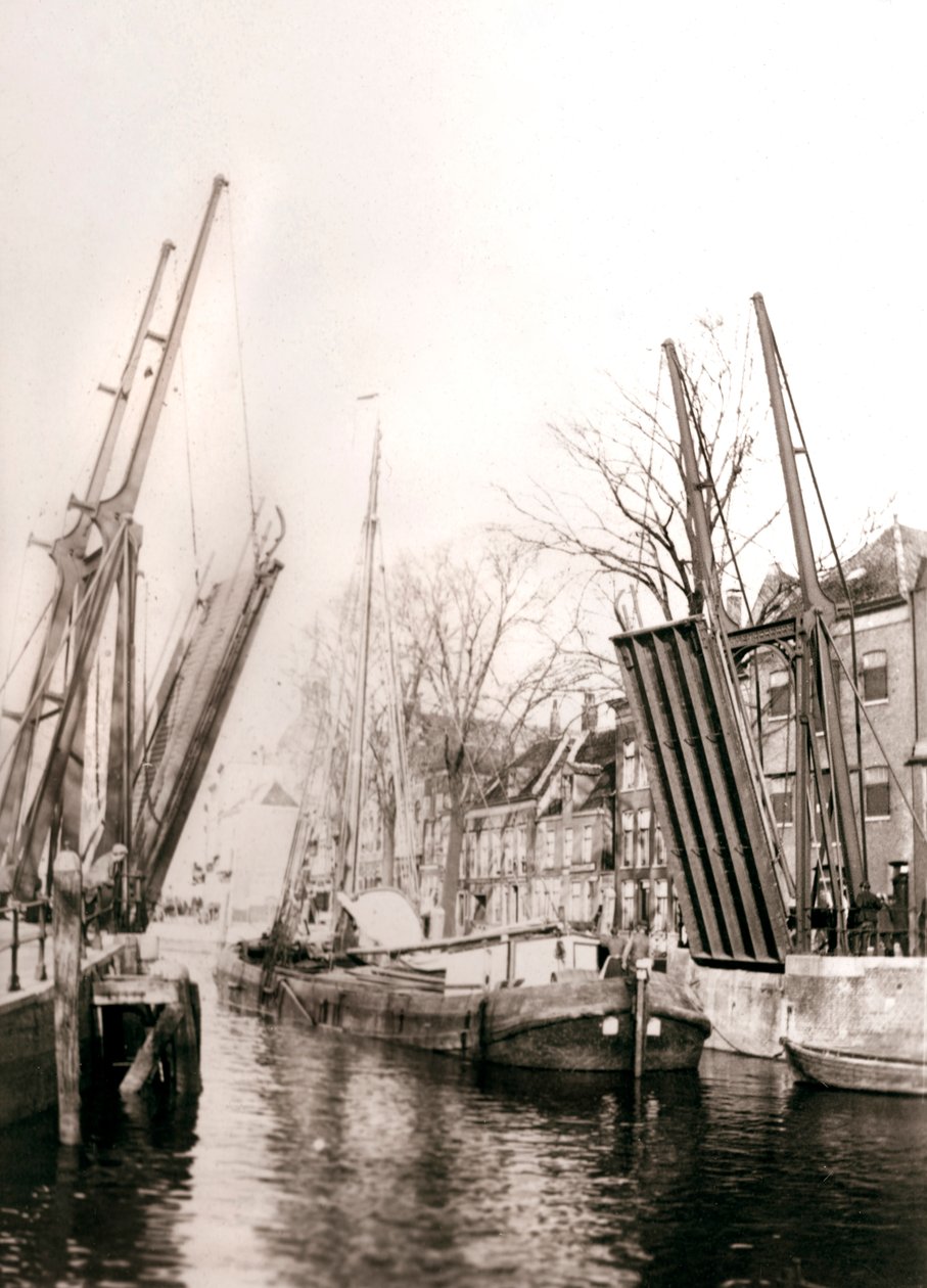 Most nad kanałem i łodzie, Dordrecht, Holandia, 1898. autorstwa James Batkin