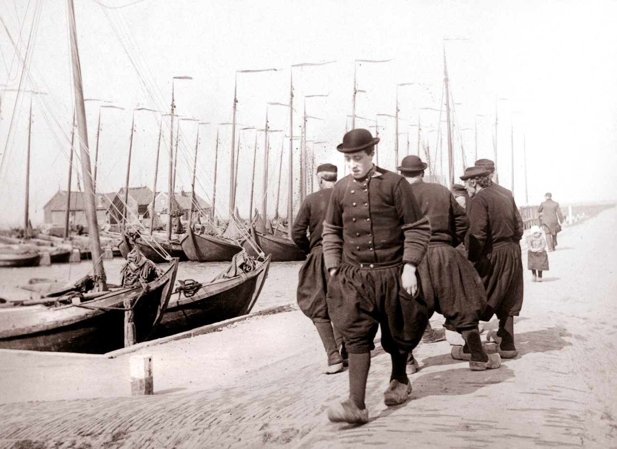 Mężczyźni w tradycyjnych strojach, Marken Island, Holandia, 1898 autorstwa James Batkin