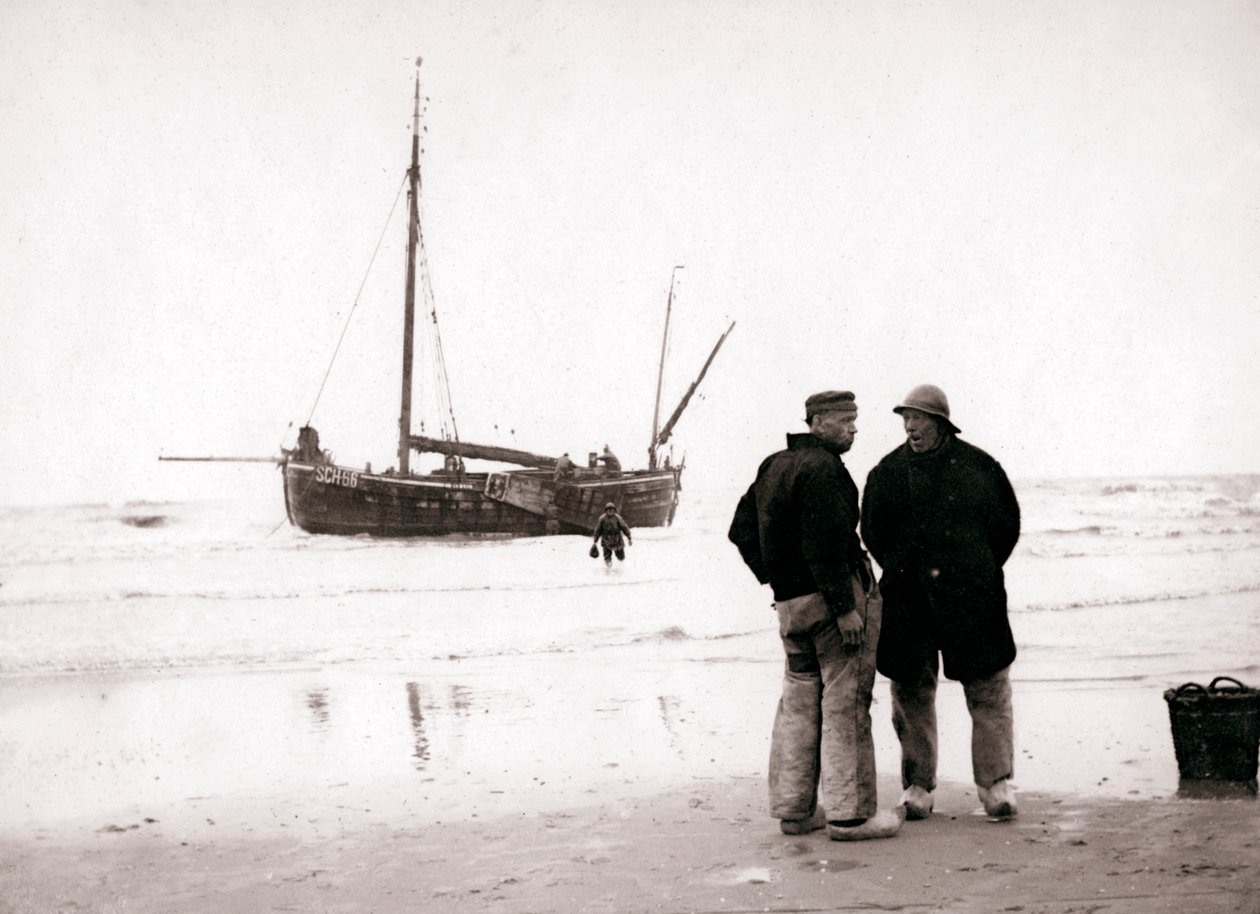 Mężczyźni na brzegu, Scheveningen, Holandia, 1898. autorstwa James Batkin