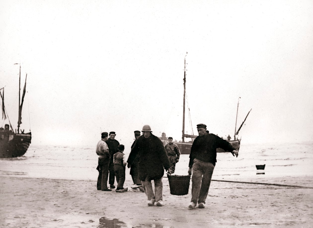 Mężczyźni na brzegu, Scheveningen, Holandia, 1898. autorstwa James Batkin