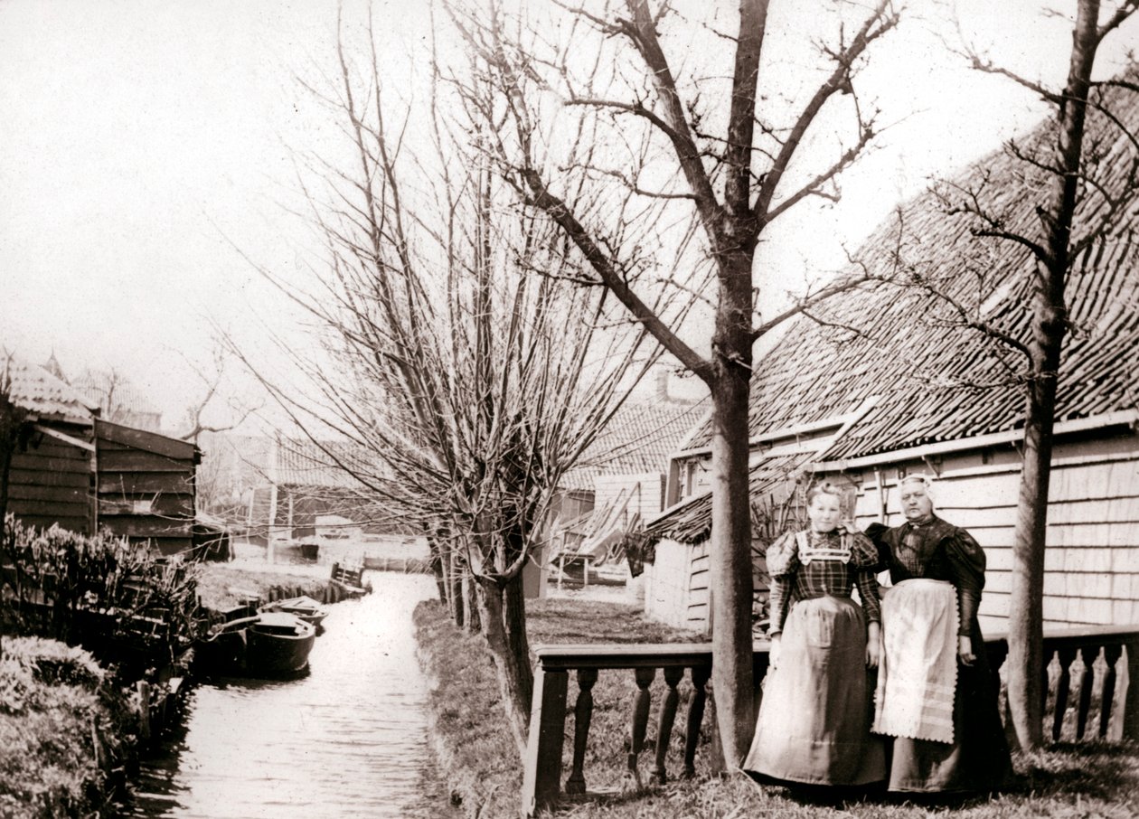 Dwie kobiety na brzegu kanału, Broek, Holandia, 1898. autorstwa James Batkin