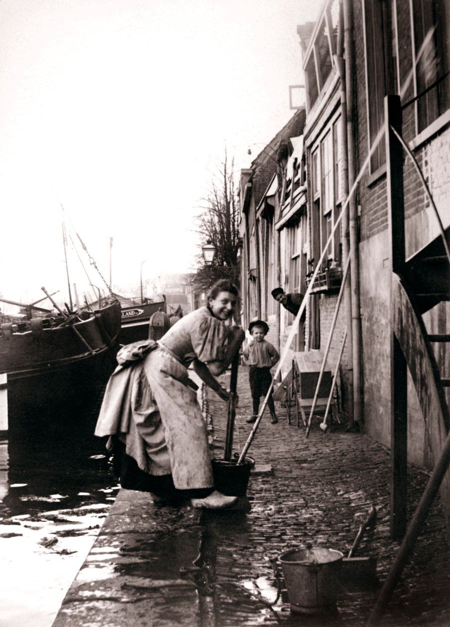 Kobieta myjąca ulicę, Dordrecht, Holandia, 1898. autorstwa James Batkin