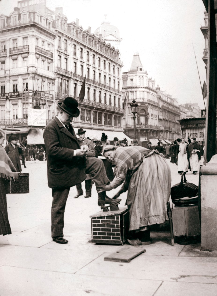 Kobieta polerująca buty, Bruksela, 1898 r. autorstwa James Batkin