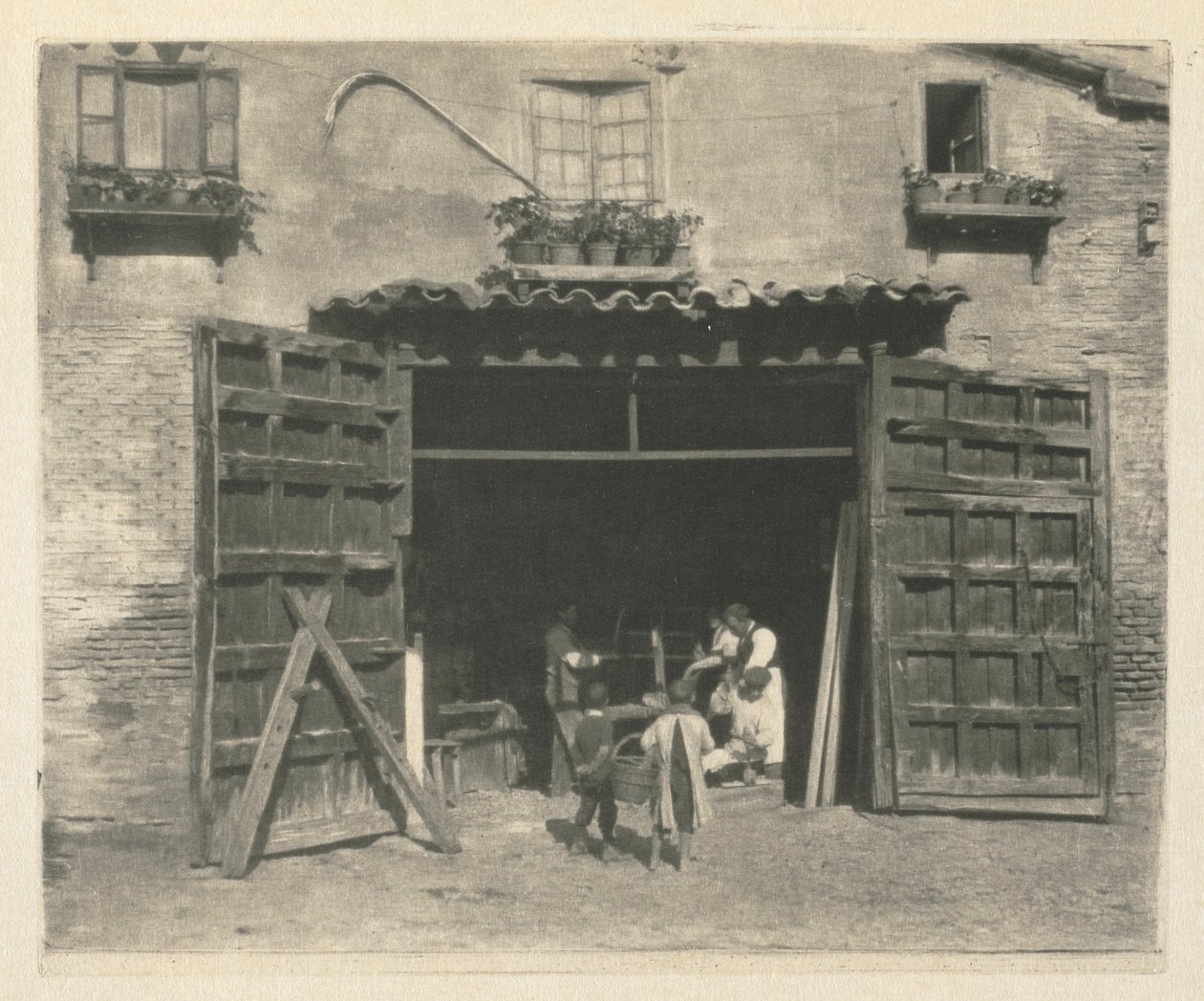 Praca z aparatem: warsztat stolarski - Toledo, 1914. autorstwa James Craig Annan