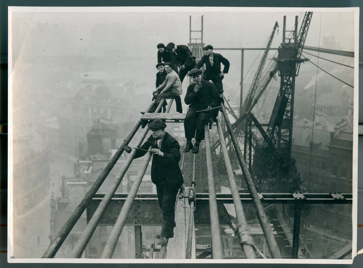 Robotnicy niepewnie usadowili się wysoko na powstającym moście Tyne w 1927 r. autorstwa James Geddie
