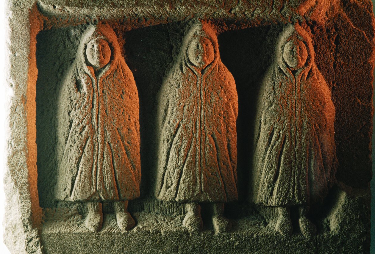 Płaskorzeźba przedstawiająca lokalne bóstwa okryte płaszczem przed zimnem. Housesteads R... autorstwa James L Stanfield