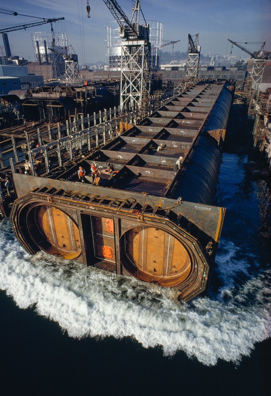 Odcinek rury tunelu dla BART, systemu transportu masowego Bay Area Rapid Transit, pływa... autorstwa James L Stanfield