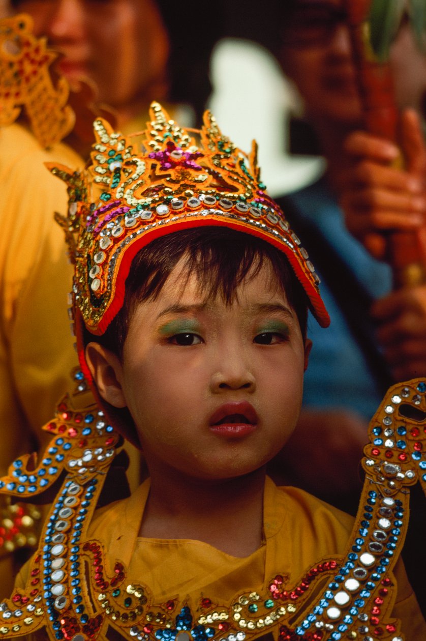 Młody czciciel na festiwalu Tabaung. Pagoda Shwe Dagon, Rangun, Birma. autorstwa James L Stanfield
