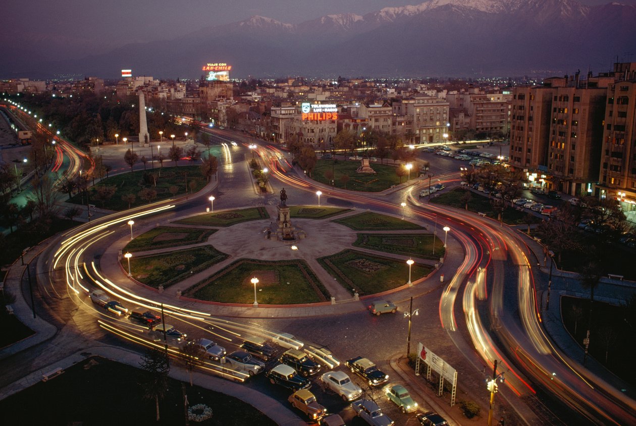 Samochód, światła miasta oświetlają Plaza Baquedano. Santiago, Chile autorstwa James L Stanfield