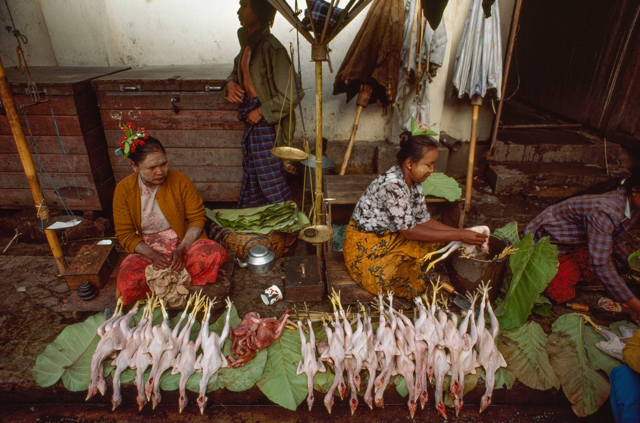 Sprzedawcy żywności z twarzami ozdobionymi thanaką, sproszkowaną korą drzewną. Taunggyi, Birma. autorstwa James L Stanfield