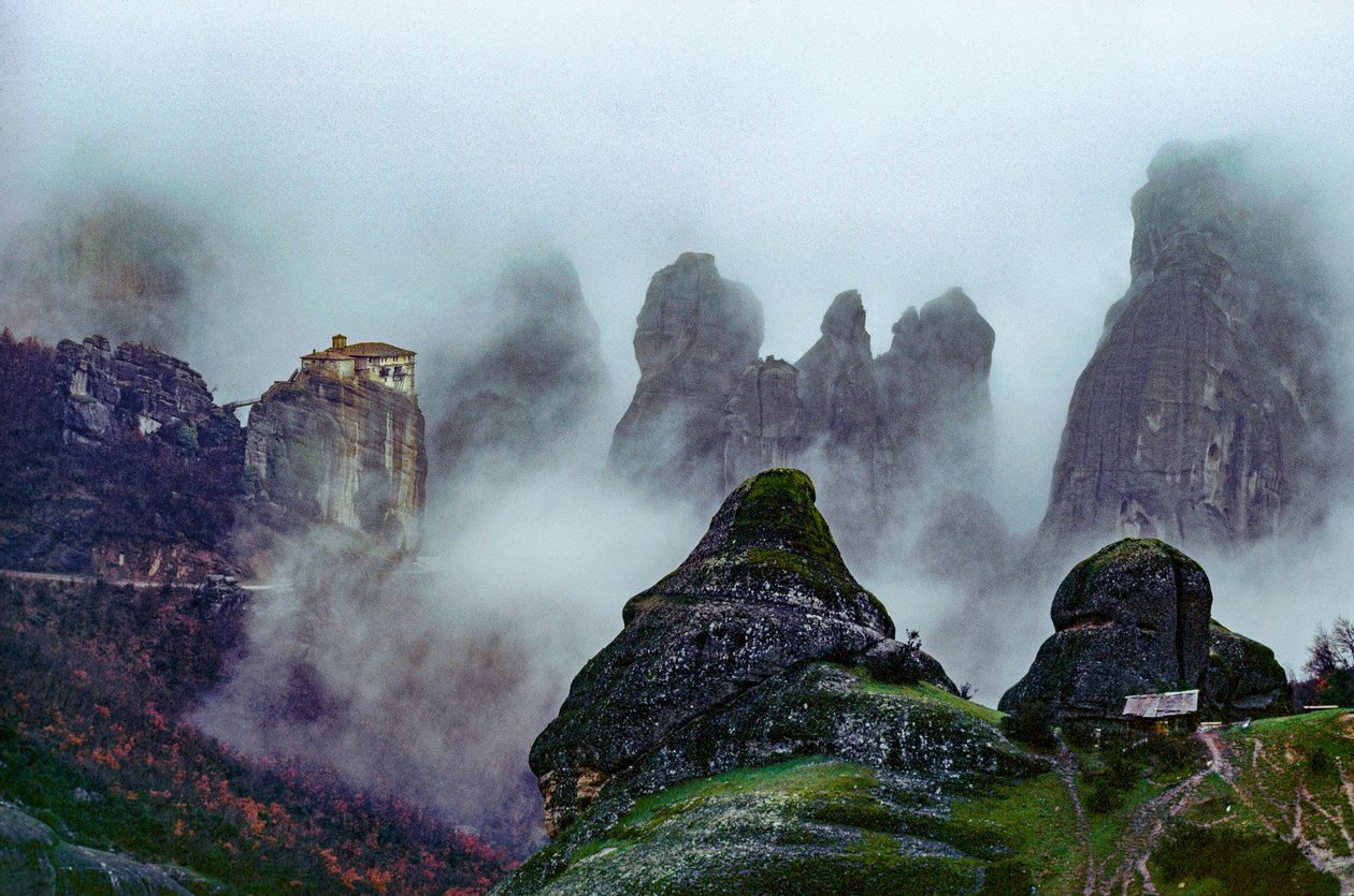 XIV-wieczne klasztory, formacje skalne spowite mgłą. Klasztor Meteora... autorstwa James L Stanfield