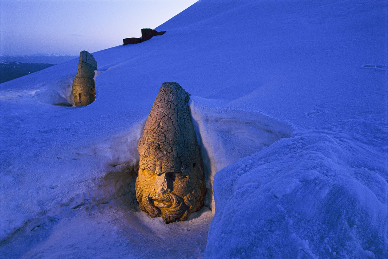 Pomniki pogrzebowe Nemrut Dagi zasypane śniegiem. Nemrut Dagi, góra Nemrut, Turcja autorstwa James L Stanfield