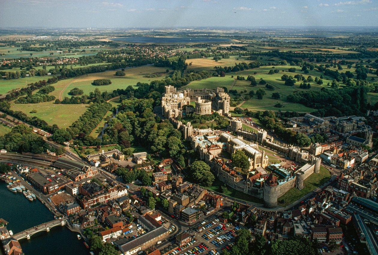 Pokolenia monarchów wzbogaciły zamek Windsor. Zamek Windsor, Windsor, Ber... autorstwa James L Stanfield