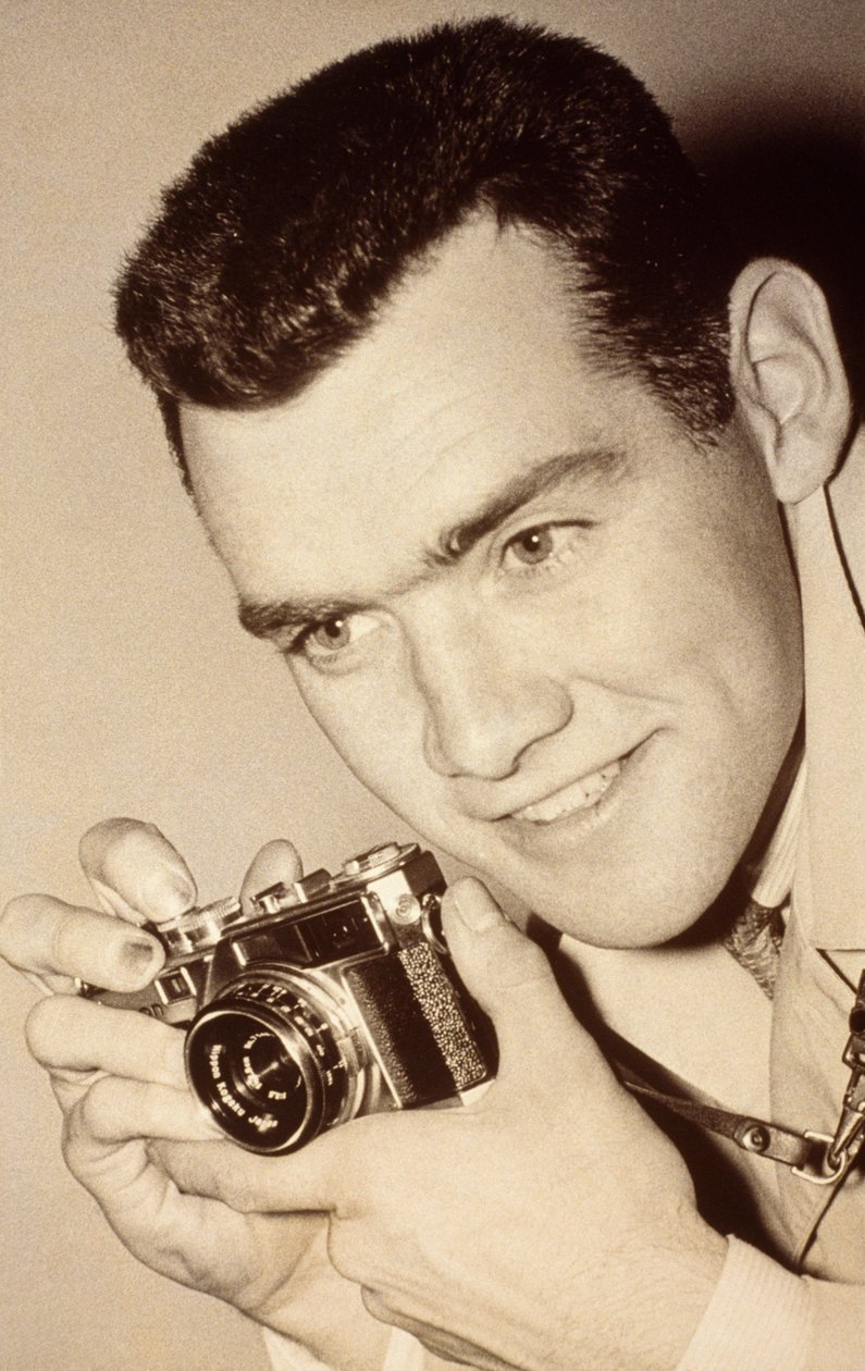 Fotograf z Milwaukee Post James L. Stanfield. Milwaukee, Wisconsin. Trzyma... autorstwa James L Stanfield