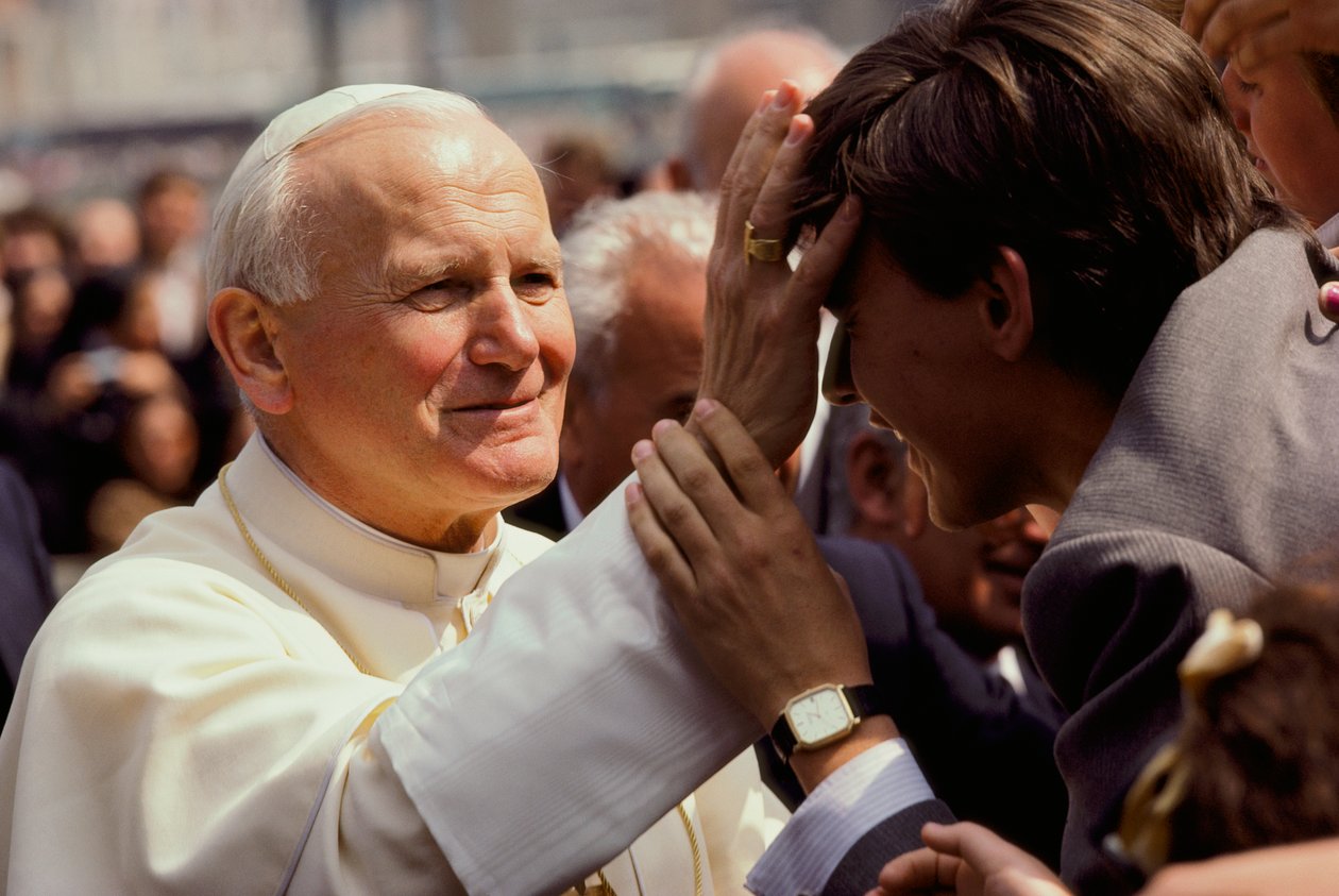 Papież Jan Paweł II błogosławi młodego mężczyznę. Plac Świętego Piotra, Watykan. autorstwa James L Stanfield
