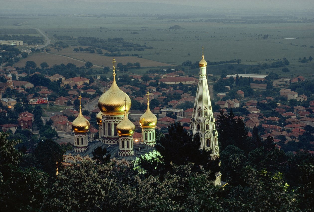 Kościół Shipka Memorial wznosi pozłacane kopuły nad doliną. SHIPKA, DOLINA... autorstwa James L Stanfield