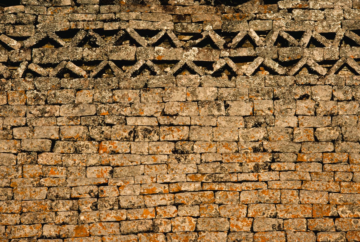 Kamienna ściana w GREAT ZIMBABWE RUINS, ZIMBABWE. . autorstwa James L Stanfield