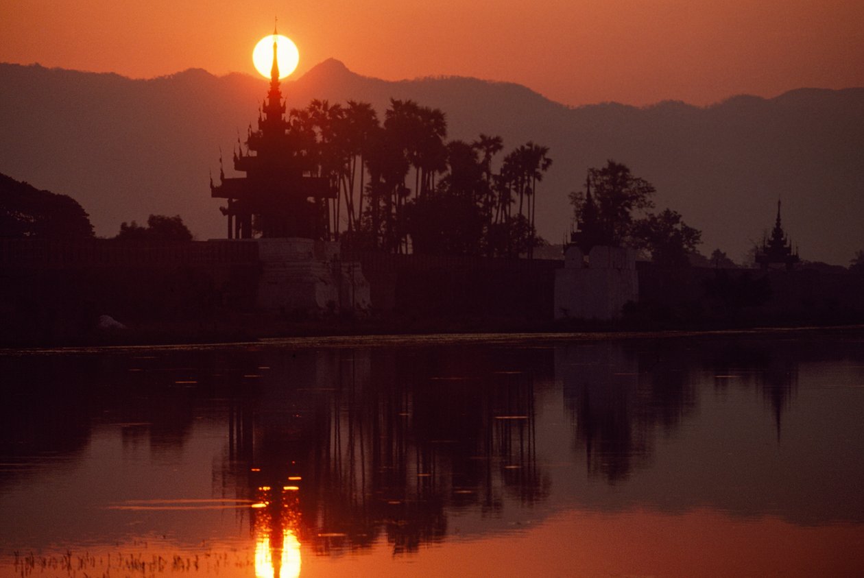 Zachód słońca na nabrzeżu Kywe Sun. NABRZEŻE KYWE SUN, MANDALAY, BIRMA. autorstwa James L Stanfield