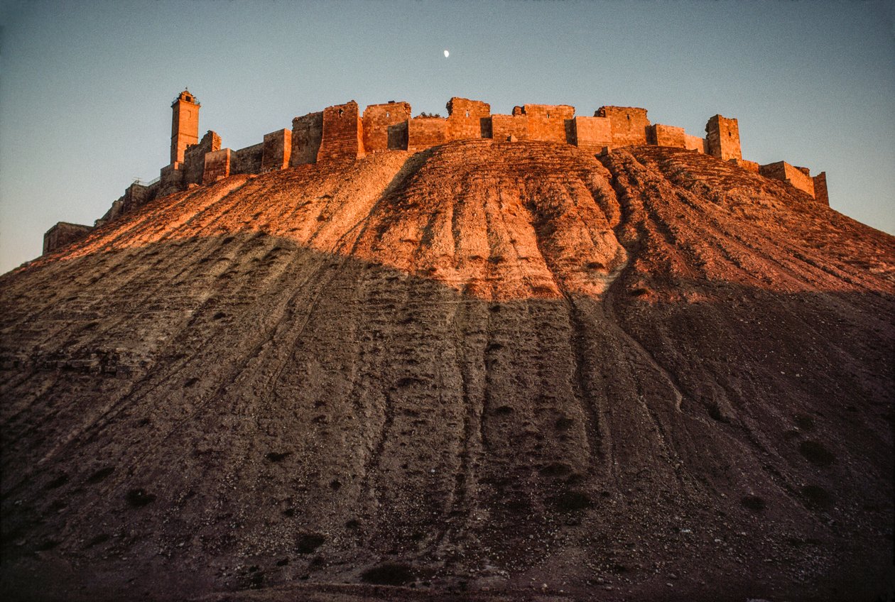 Starożytna cytadela w Aleppo wznosi się na kopcu. Aleppo, Syria. autorstwa James L Stanfield