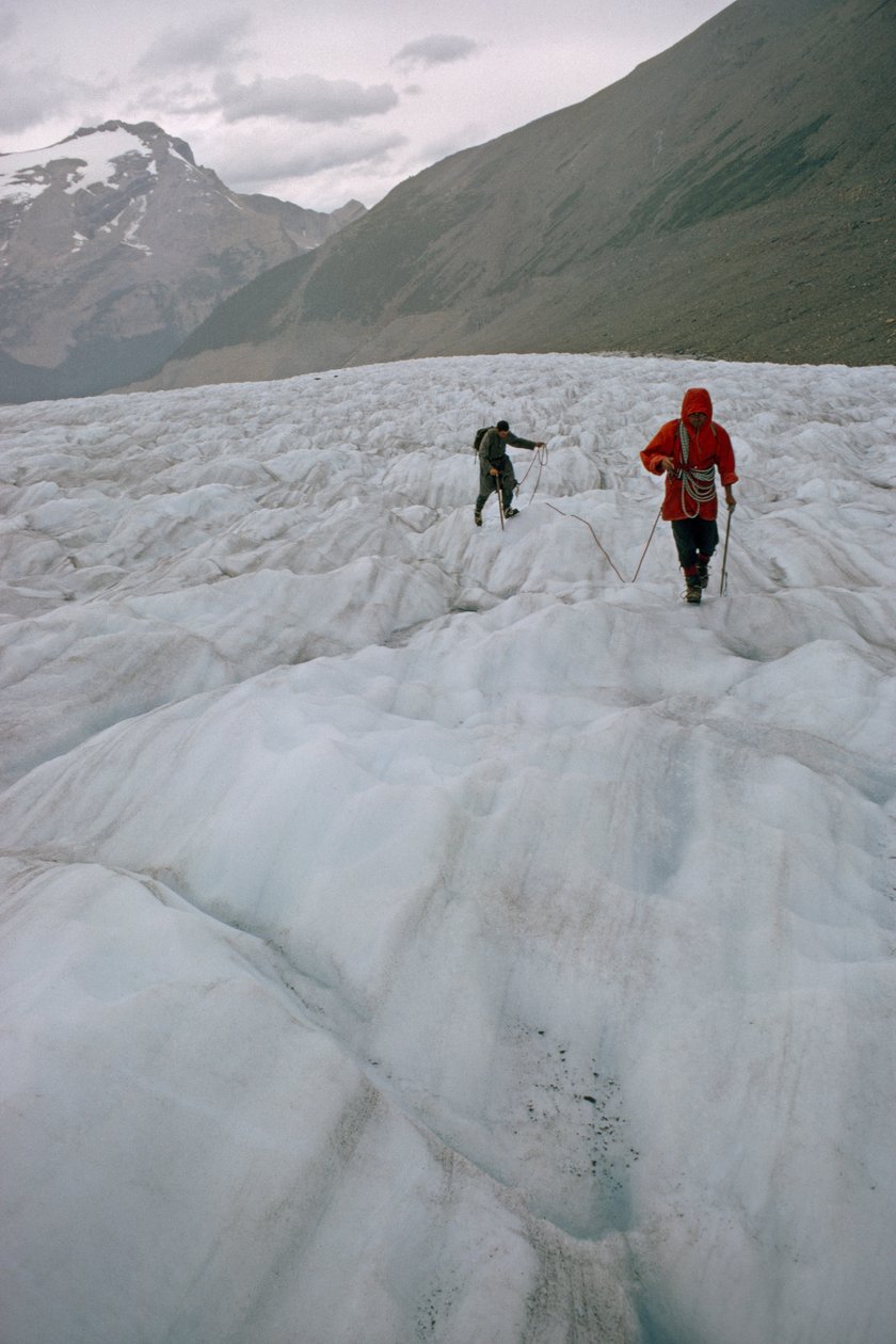 Dwóch wspinaczy górskich na lodowcu zbliża się do szczeliny. Mount Robson Prov... autorstwa James L Stanfield