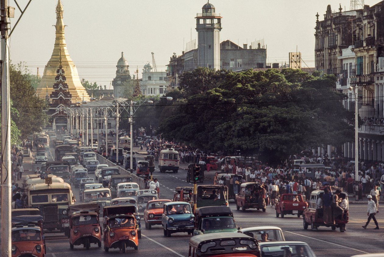 Zabytkowe samochody zapychają centrum Rangunu, stolicy Birmy. Sule Pagoda Road, R... autorstwa James L Stanfield