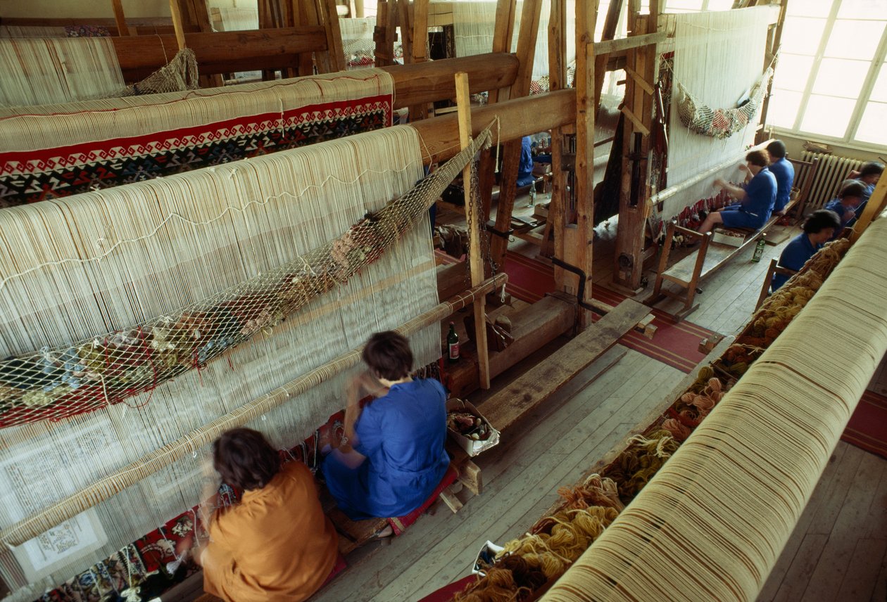 Kobiety pracujące przy dużym krośnie do tkania dywanów. Kotel, Bułgaria. autorstwa James L Stanfield