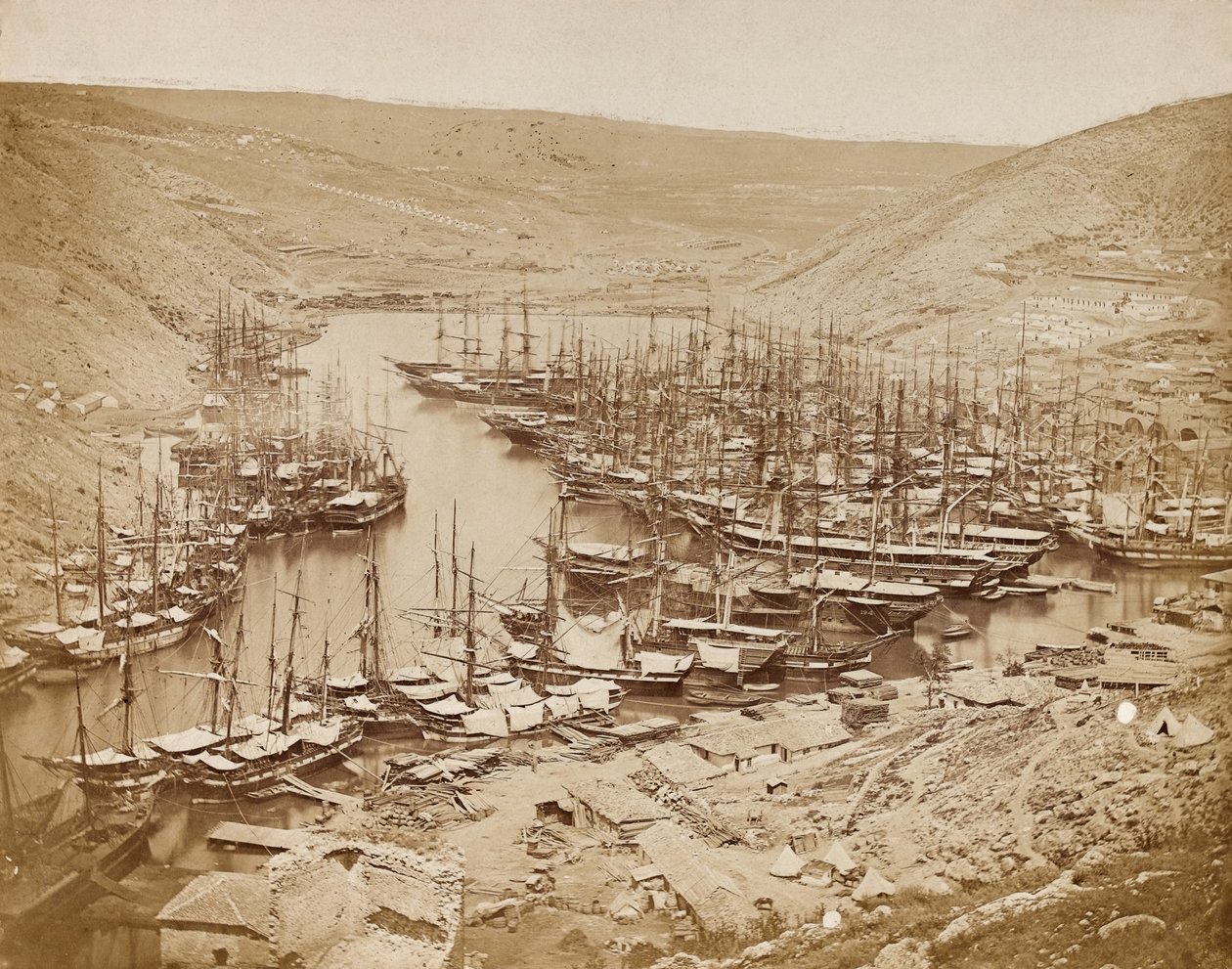 Port Balaklava, patrząc na północ, 1856 (zdjęcie w sepii) autorstwa James Robertson