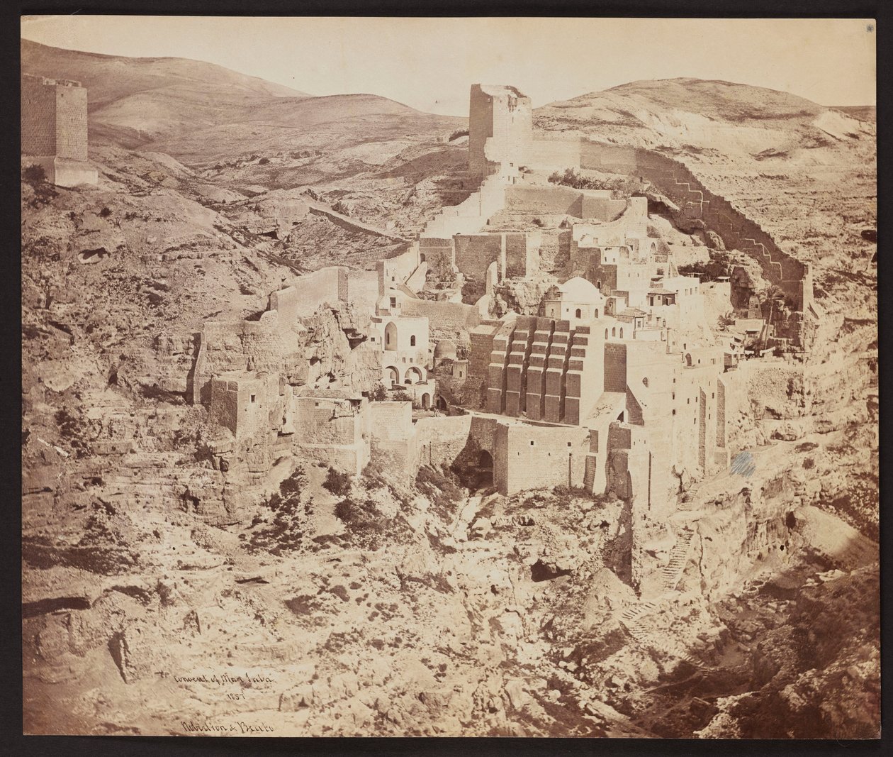 „Klasztor Mar Saba. 1857” [Wielka Ławra św. Saby, znana w języku arabskim jako Mar Saba - prawosławny klasztor leżący w dolinie Cedron na Zachodnim Brzegu Jordanu, na wschód od Betlejem] autorstwa James Robertson