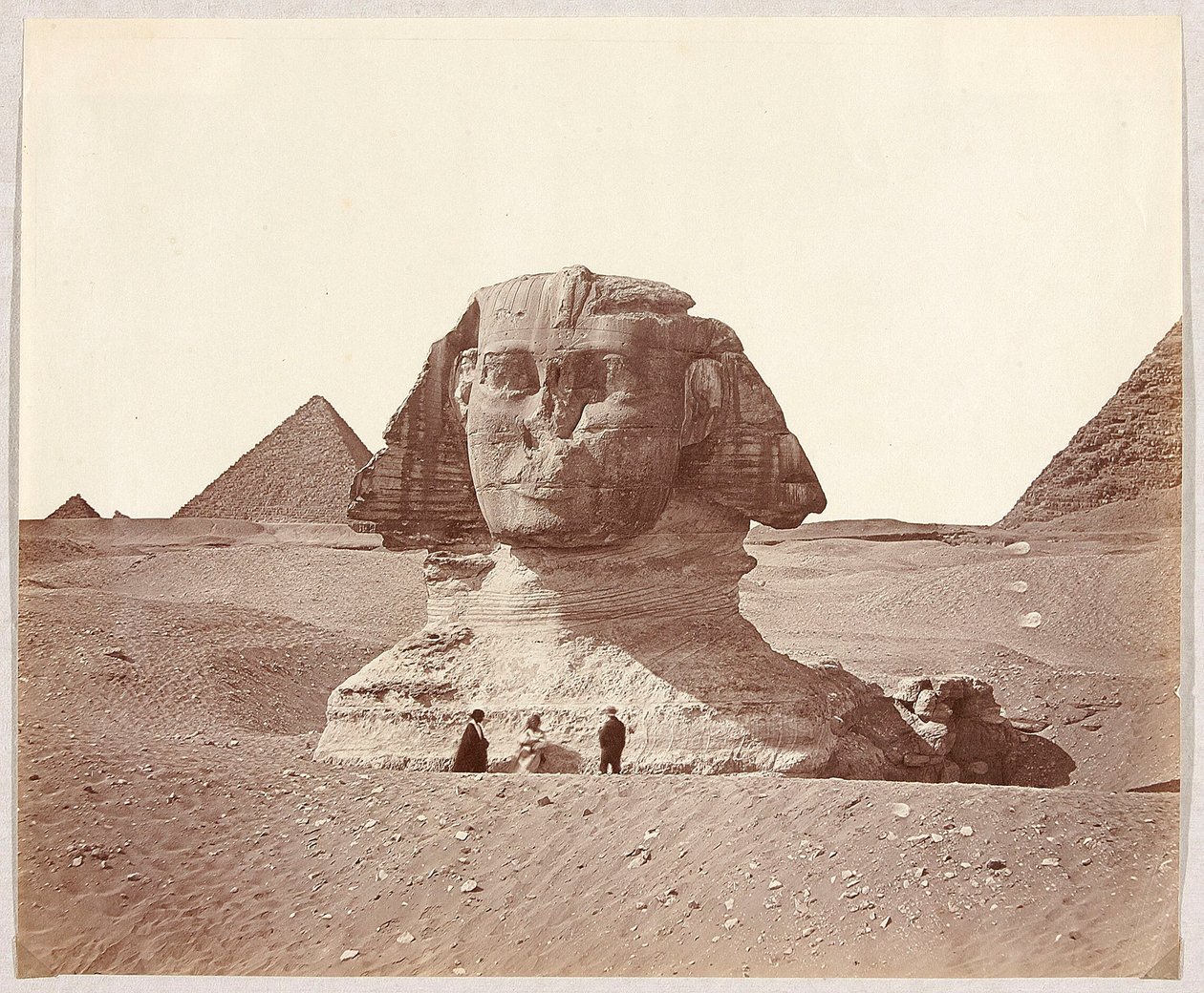 Egipt. Giza. Sfinks na tle piramidy Mykerinosa autorstwa James Robertson