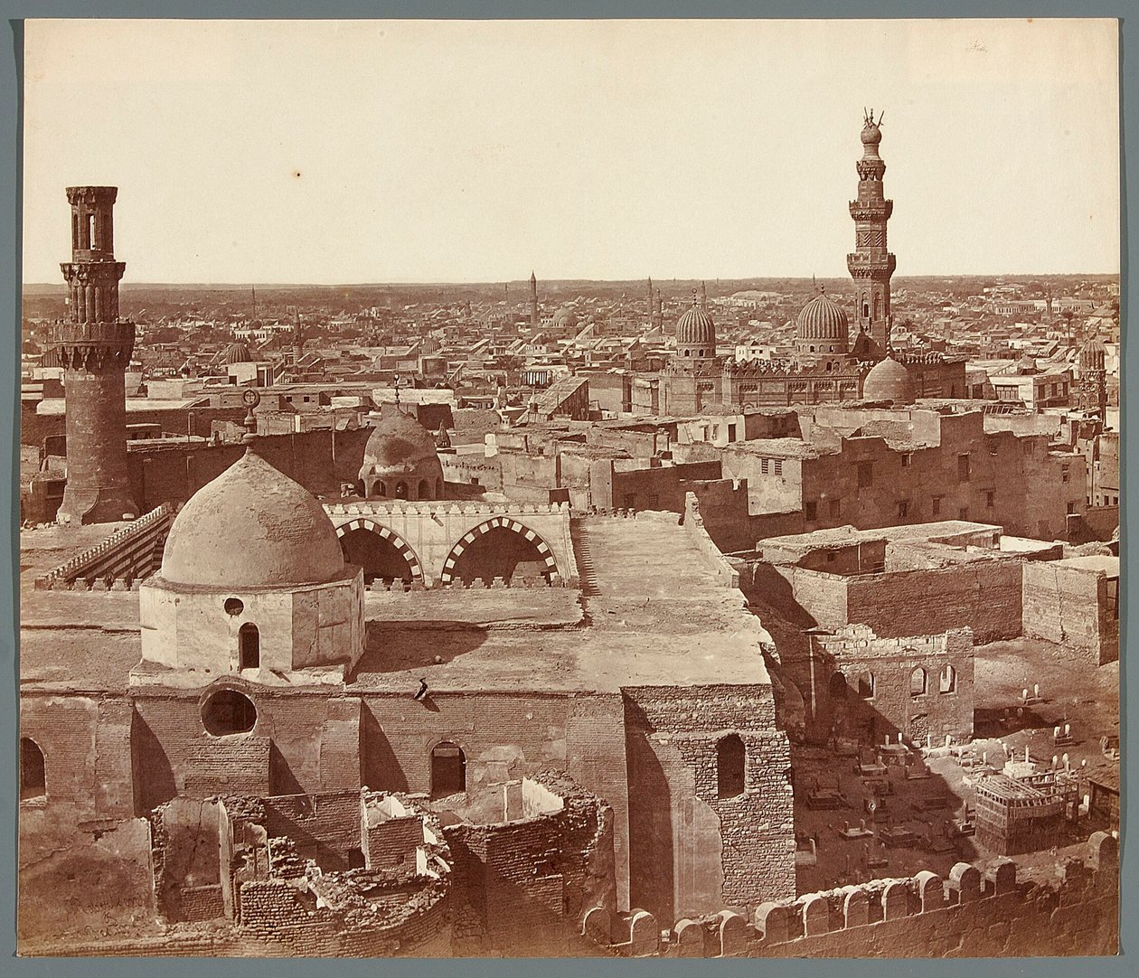 Egipt. Kair. Widok ogólny - na drugim planie madrasa - mauzoleum Umm As-Sultan Sza