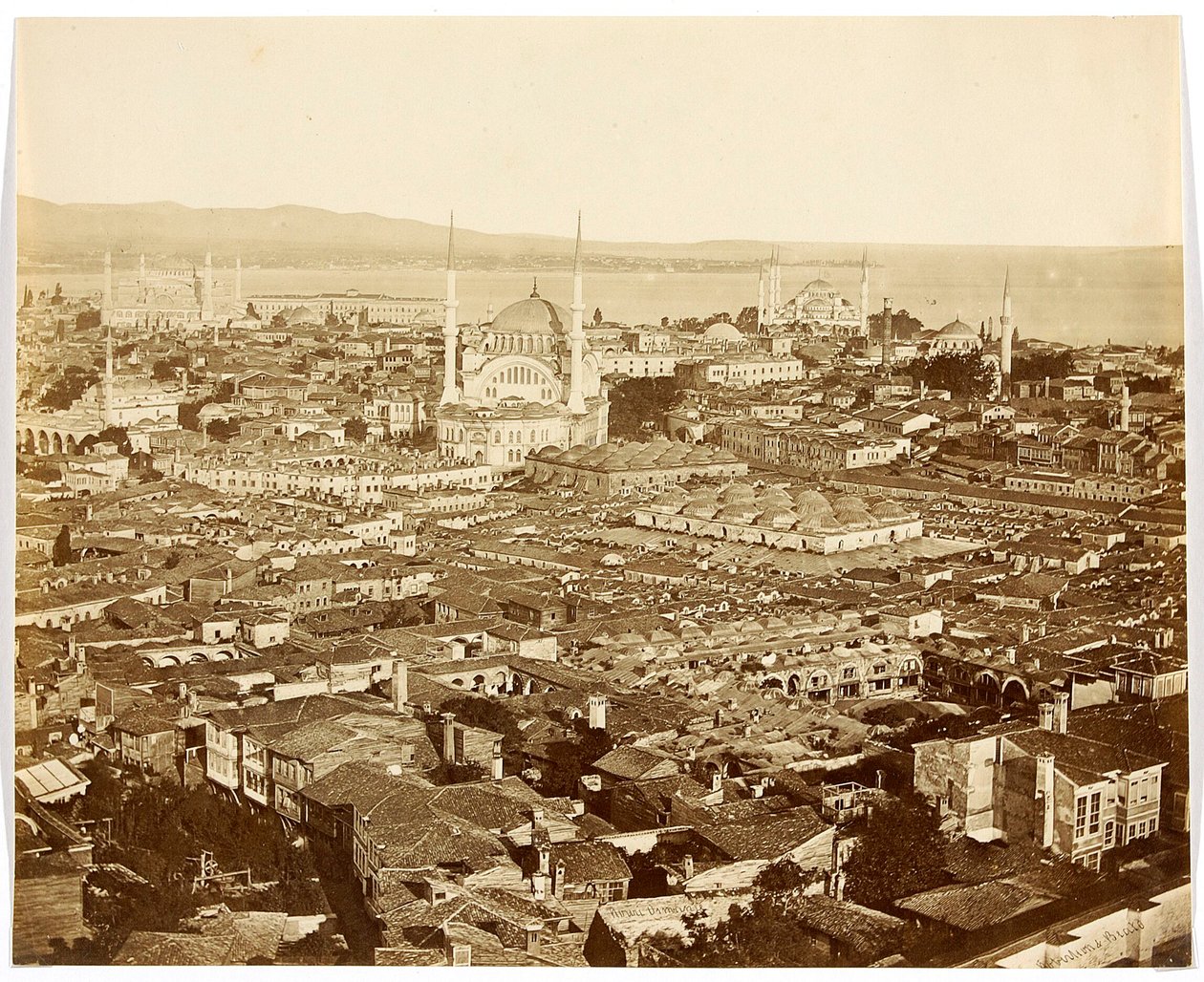 „Nuri Osmaniye” [Stambuł. Panorama miasta z widokiem na meczety: Meczet Nuruosmaniye (w centrum), Meczet Błękitny (po prawej w głębi) i Ayasofya (Hagia Sophia) (po lewej)] autorstwa James Robertson