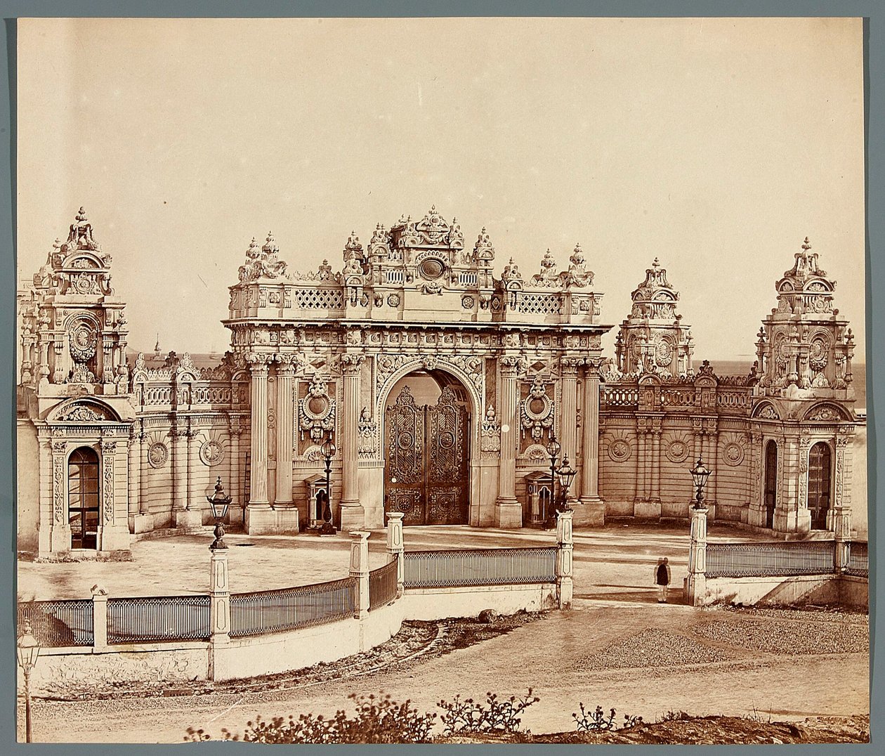 Stambuł. Pałac Dolmabahçe - brama autorstwa James Robertson