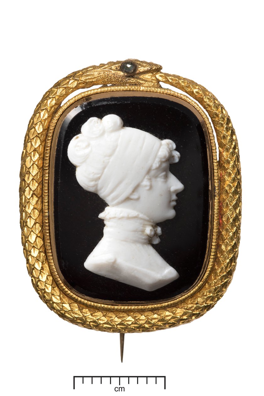 Złota broszka pamiątkowa Death of Princess Charlotte, ok. 1817 (czarno-białe szkło oprawione w złoto z brylantem) autorstwa James Tassie