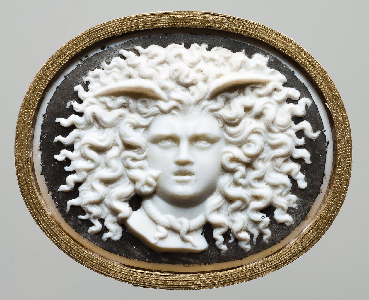 Głowa Meduzy - Warsztat Jamesa Tassie (1735-1799). Kolorowe szkło, złocony papier autorstwa James Tassie