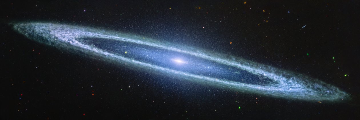 Galaktyka Sombrero (zdjęcie wykonane za pomocą kompasu MIRI) autorstwa James Webb Space Telescope (NASA)