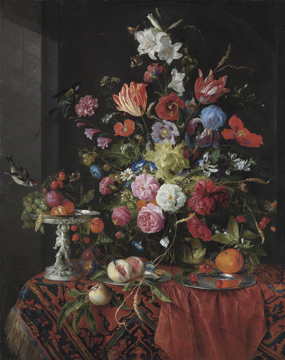 Kwiaty w szklanym wazonie na udrapowanym stole, ze srebrną tazzą, owocami, owadami i ptakami autorstwa Jan Davidsz de Heem