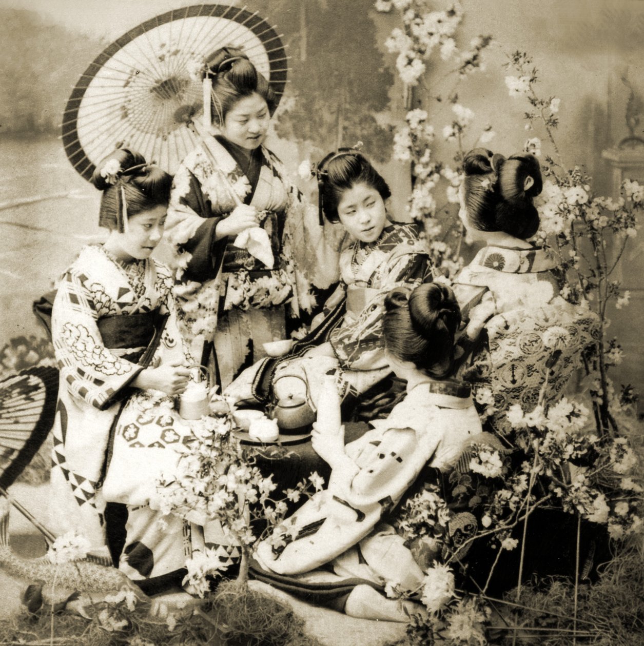 Wśród kwiatów wiśni, ok. 1900 (zdjęcie albumu) autorstwa Japanese Photographer