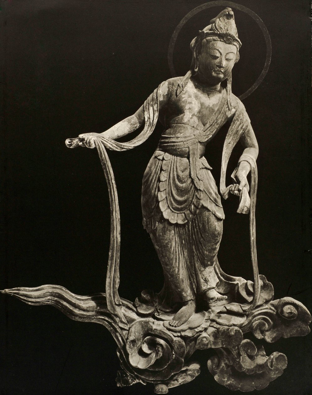 Bosatsu grający na instrumencie muzycznym, z XI wieku, późny okres Heian, Byodo-In, Kioto, 1950 autorstwa Japanese Photographer