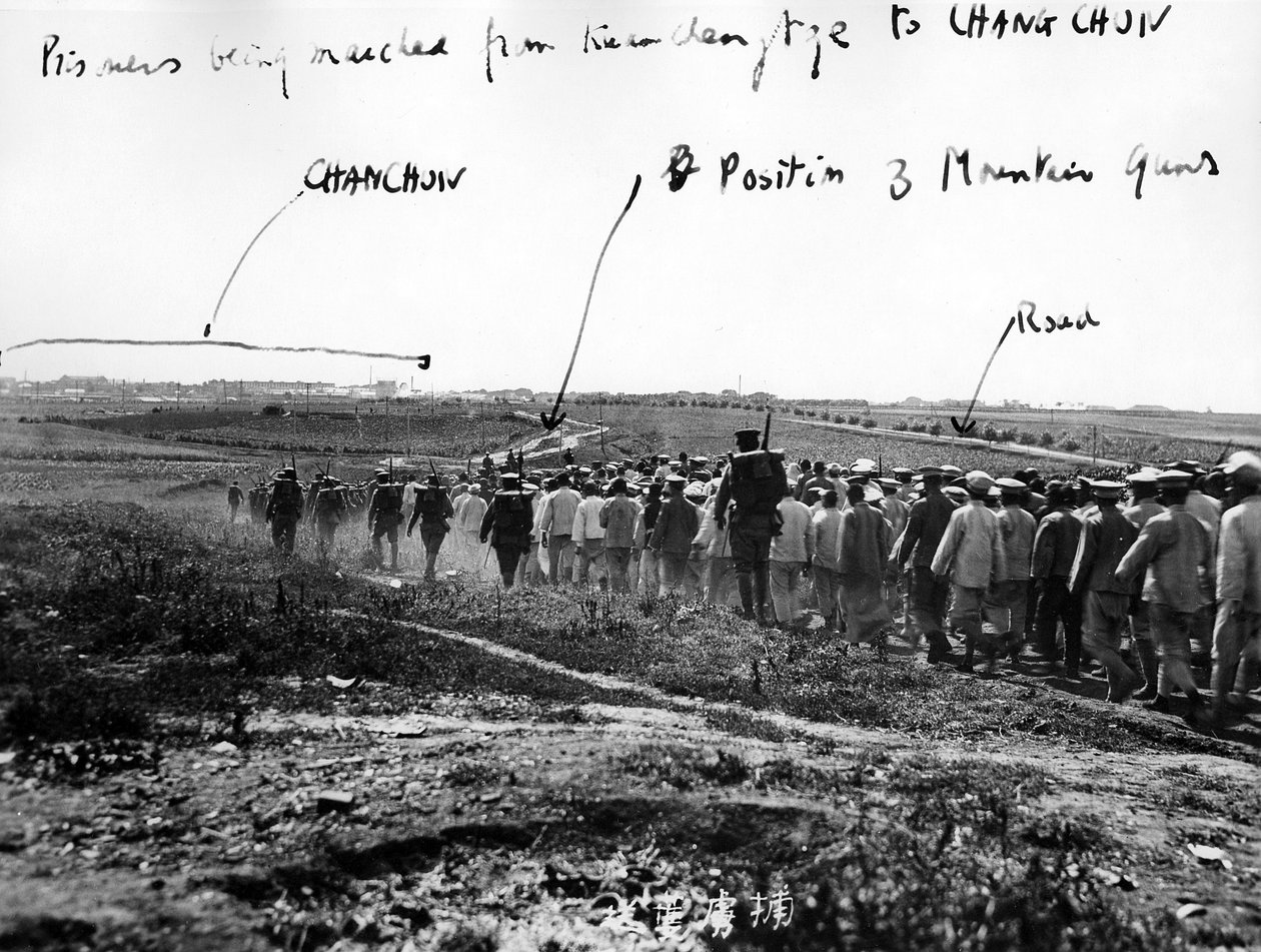 Chińscy więźniowie maszerujący z Kuanchengtze, ok. 1931 autorstwa Japanese Photographer