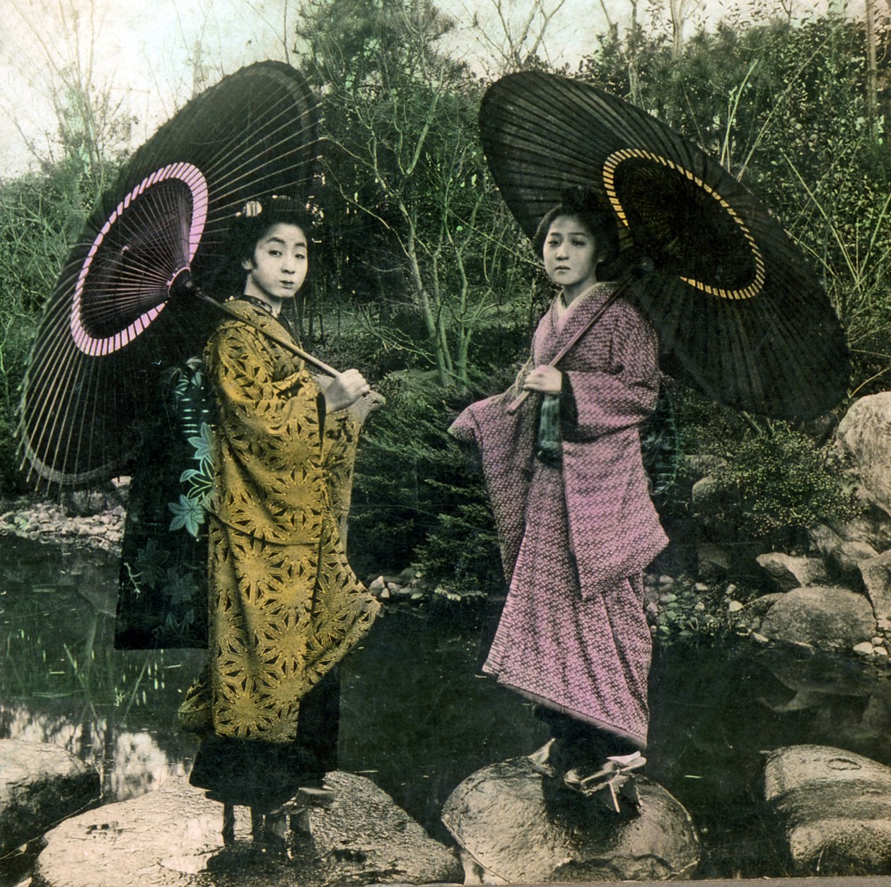 Ubrana na deszczowy dzień, ok. 1900 (zdjęcie albumu) autorstwa Japanese Photographer