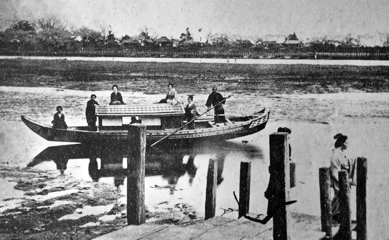 Geisha Girls na pokładzie łodzi na rzece Sumida Edo, ok. 1860 r. autorstwa Japanese Photographer