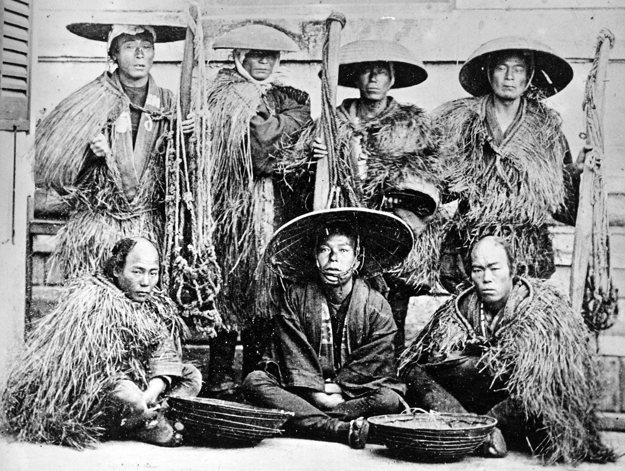 Japońskie kulisy w słomianych płaszczach przeciwdeszczowych, ok. 1860 r. autorstwa Japanese Photographer